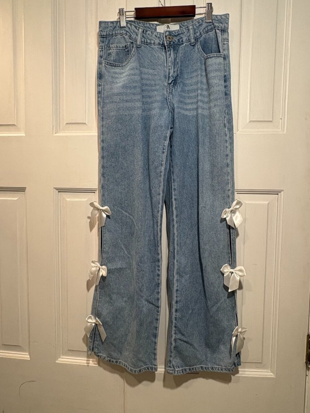 Wide Leg Bow Jeans Size 7/28🎀